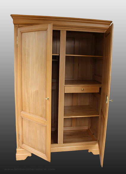 Armoire avec penderie et étagères