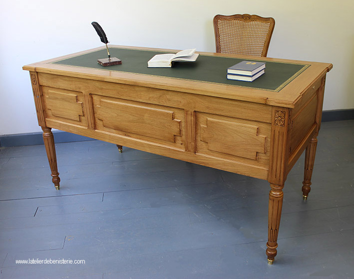 Bureau dessus cuir