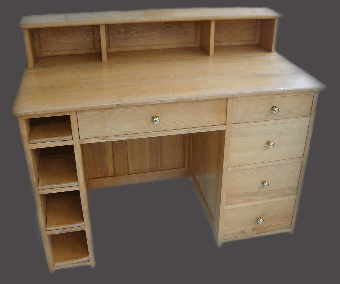 Bureau avec beaucoup de rangements