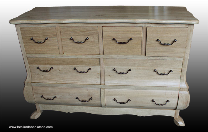 An English-inspired chest of drawers in light oak