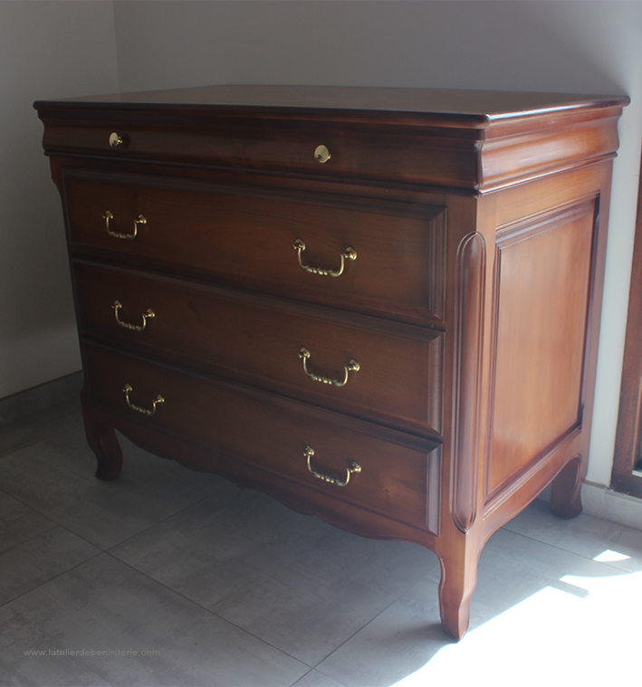 Dresser in cherry wood, perfectly proportioned.