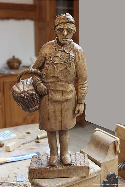Boulanger sculpté avec son panier en osier