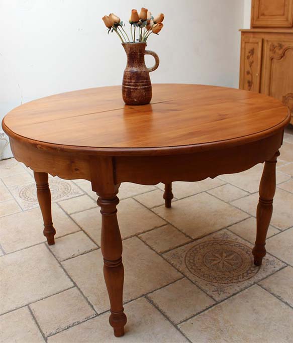 Round table with turned legs
