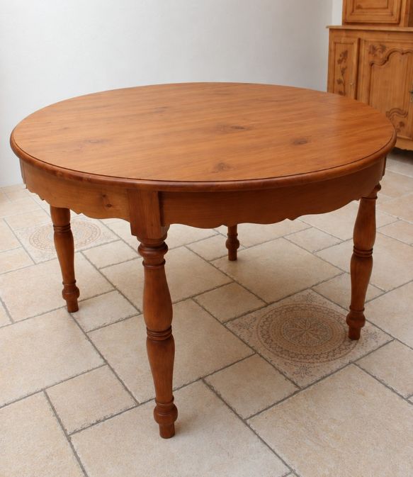 Table ronde en merisier avec ceinture chantournée