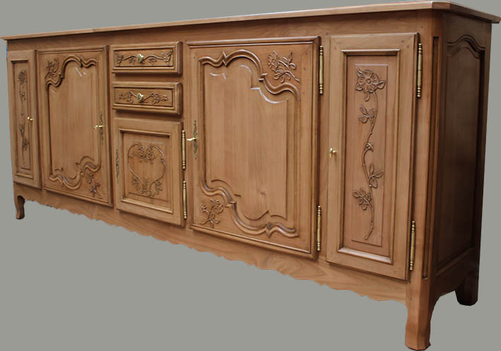Traite de Vignacourt, buffet picard en merisier sculpté d'églantines